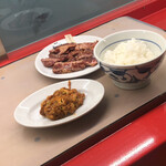 Yakiniku No Watami - 続々とレーンで運ばれてきます