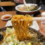まけんきラーメン - スタミナみそラーメンの麺