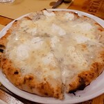Pizzeria Parentesi - ⚫クアットウロ・フォルマッジ
