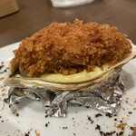 kitchen俊貴 - オードブルのカキフライのアップ。下の殻は使い回しです。このサイズの牡蠣はこんな小さな殻には入りませんね