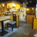 鉢の木 - しっとりと落ち着いた雰囲気の店内。