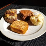 ディグモグコーヒー - ラムレーズンとくるみのパウンドケーキ 、白バナコ 、黒パン 、ダブルチョコスコーン