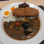 Maikari Shokudou - 彩り野菜のロースかつカレー（830円）