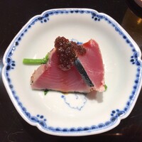 鮨 こだん - 和歌山ケンケン鰹 玉葱のすりおろし 菜の花
