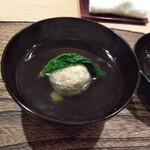 虎白 - 松葉蟹しんじょの椀。乗っているのは未成熟の蕪。