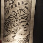 虎白 - 店内に飾られた虎の掛軸