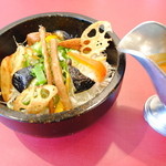 たんぽぽ - 7種類の野菜たっぷり石焼カレー、食物繊維多くデトックス効果あり