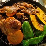 銀座松坂屋屋上ビヤガーデン　麦羊亭 - 鉄板に載せた図。もっとモヤシ入れたほうがおいしく食べられること、あとで知る。