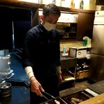 Izakaya Katsugiya - 写真掲載許可済。銀ダラ焼いてくれてます。