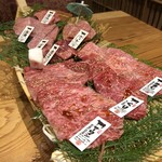 神戸牛焼肉&生タン料理 舌賛 - 一頭舟盛り