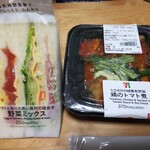 セブンイレブン - 鶏のトマト煮＋野菜ミックス（サンドイッチ）