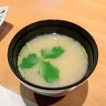 Sushi Ei Hanayagi - しじみと三つ葉のお味噌汁。
