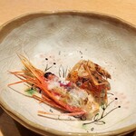 寿司栄 華やぎ - 海老の頭をパリパリに焼いたの。