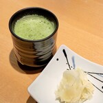 寿司栄 華やぎ - お茶とガリも美味しい。