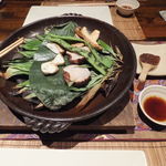 月のうさぎ - スズキの石焼（幅広いんげん・里芋・エリンギ）をほうば味噌＆葱味噌かバター醤油