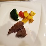手白澤温泉ヒュッテ - 牛ヒレ肉のステーキ（一切れ食べた後）