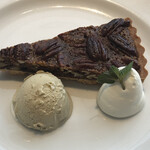 37 Steakhouse & Bar - ピーカンナッツのタルト ピスタチオアイスクリーム添え@1,045円