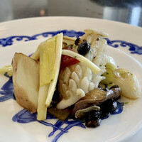 中国菜 老四川 飄香 銀座三越店 - アオリイカと豆豉の炒め
                    黄ニラ・葱・エリンギ、野菜に火を入れ過ぎずシャキッとした仕上げ、豆豉の発酵した旨味が全体にまわり、コクが感じられます。
                    アオリイカの包丁の入れ方で味が絡み、食感味共に最高です！