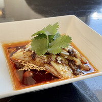 中国菜 老四川 飄香 銀座三越店 - 四川名物よだれ鶏
                    大分の冠地鶏、肉質が程良い柔らかさでしっとりしています。
                    自家製辣油のピリッとした辛さに、殻付きの落花生や白胡麻の食感と風味も良く、飄香さんのよだれ鶏は本当に完成された美味しさです♪