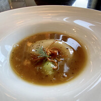 中国菜 老四川 飄香 銀座三越店 - 鱶鰭姿の黒トリュフスープ 夏草花添え
                      夏草花は、冬虫夏草を人工的に培養したきのこ。
                      ヨシキリ鮫の鰭は小型ですが、繊維がしっかりとして食感がとても良いです。
                      スープはトロミがあり深い味わいです。