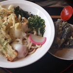 手打ちうどん 自遊席 - ぶっかけうどん＋温玉＋ちくわ磯辺揚＋なす天