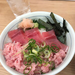 Mekikinoginji - まぐろの赤身と叩きの二種丼大盛り。