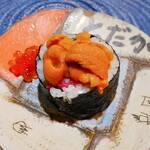 食堂とだか - ✦本マグロの太巻き
      本マグロと干瓢入りの太巻きの上に雲丹乗せの1品。
      イクラを取っておくのを忘れていて少ししかないけどw