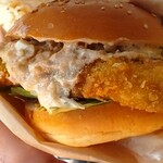 Koitano Okazuya - すけそバーガー400円。フライサクサク！臭みなし。名脇役ピクルス