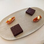 フランス料理 エステール by アラン・デュカス - ⚫小菓子「干し柿  有塩バター、カカオ75%チョコ」