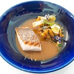 フランス料理 エステール by アラン・デュカス - ⚫メイン1「大分産真鯛  海藻風味  ポワローグリエとシトロンコンフィ」