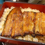 うな重の鶴。1,500円也。肝吸い、お新香付き。うめえ～～～（その他、1,700円と2,000円あるんやけど、大きさの違いやて）。