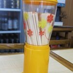 ふくや食堂 - 箸入れは、蓋を引き上げると箸がせり出してくる、懐かしいタイプ