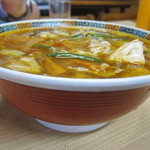 ふくや食堂 - 茶褐色のスープの上に餡がかかっている