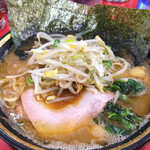 はじめ家 - 中盛り　820円
      トッピングネギもやし　60円