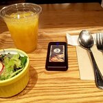 カフェミラノ - サラダとオレンジジュース