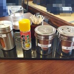 中華そば つしま - テーブルに薬味が置かれるように