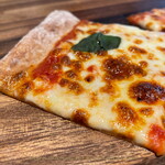 Pizza Puppet - マルゲリータ 1/6切 薄くて食べやすいです