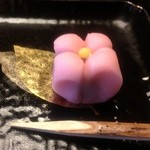 お茶菓子は料亭専門の吉はしの上生菓子