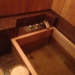 料亭 金城樓 - 客室の総檜風呂は檜の香りで癒される