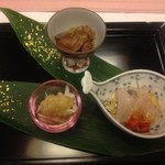 料亭 金城樓 - 朝食の先付けは笹の葉に金粉を散らして盛り付けてあります