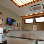 Okina - 店内、左奥に瓶ビールが冷やされていた冷蔵庫あり