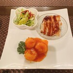 新心花梨 - 大根餅とエビチリ、サラダ