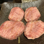 池袋焼肉 天下名牛 黒毛和牛炭焼 - 黒毛和牛厚切り上たん美味しかったから5人前頼んだら
さっき頼んだやつより厚切りになってドーンって出てきた。