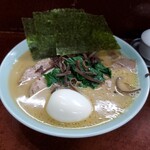 横浜ラーメン　壱鉄家 - チャーシューメン（醤油）+味玉 1000円・硬め、濃いめ