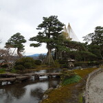 兼六園 寄観亭 - 並べられた11枚の石が、雁（かり）の列が飛んでいく様に見えることから名付けられた雁行橋（がんこうばし）