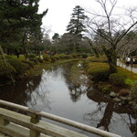 兼六園 寄観亭 - ５７０メートルある曲水（きょくすい