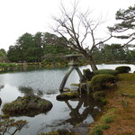 兼六園 寄観亭 - 片足だけを池の中に入れた二本足の灯籠で、高さは2.67メートル