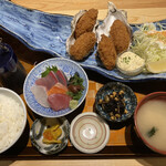 Daihachi Satsukimaru - カキフライとお刺身定食。