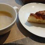 Northern Kitchen～All Day Dining～ - 本日のスープとフォカッチャ。スープから出てるのはイカの足です