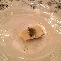 アロマフレスカ - 鰻の軽いスモーク　キャビアとカルダモン乗せ　薄く揚げたポテト